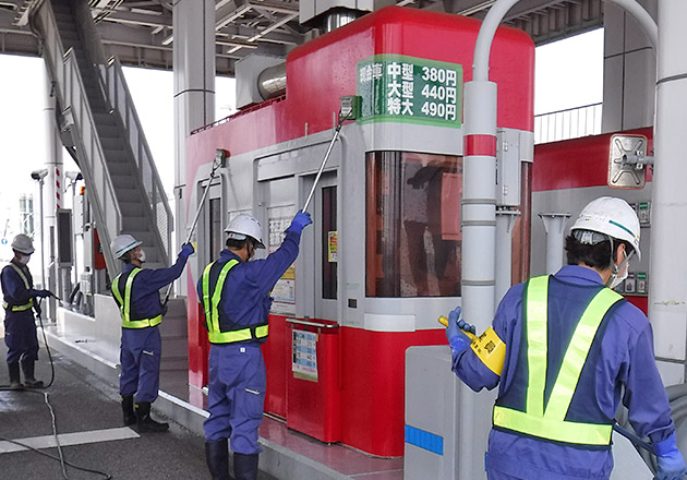 阪神高速道路の料金所の清掃